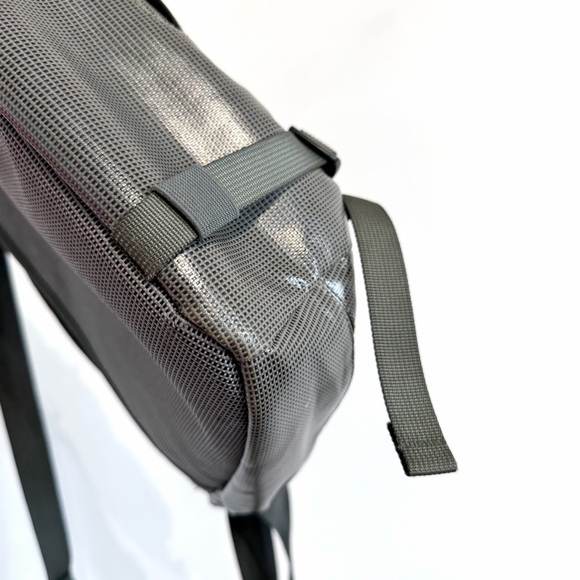 Patagonia Black Hole Mini Messenger 12L travel outdoors grey pink buckle closure - Picture 10 of 16